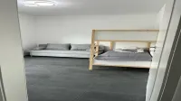 Moderne Ferienwohnung, Platz für 6 Gäste - 2 Schlaf-/ Wohn-/badezimmer, Terrasse
