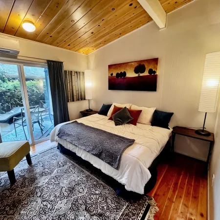 Humboldt Haven: Gorgeous Home for 13 w Gardens, Firepits, Forest & Bay Views Отели в г. Арката