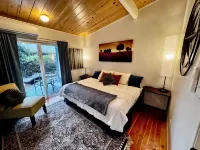 Humboldt Haven: Gorgeous Home for 13 w Gardens, Firepits, Forest & Bay Views