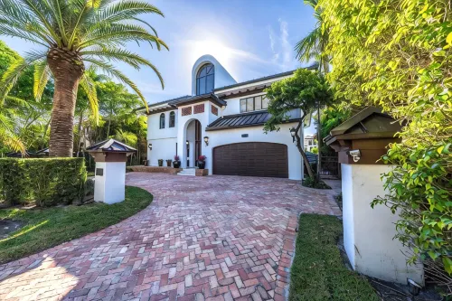 Villa Tropical,  Waterfront location off Las Olas in Seven Isles - 5-Star