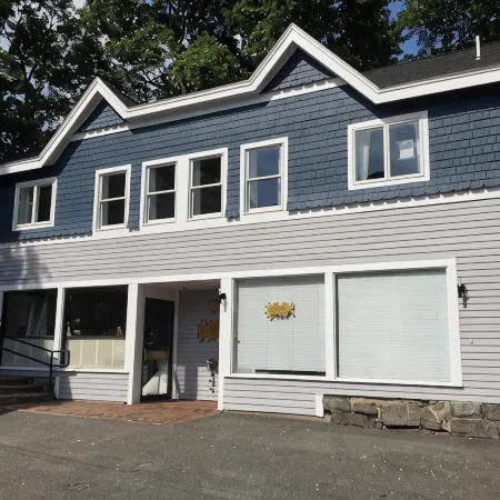 Modern Condo in Historic Marblehead, Walk everywhere, Parking, A/C, Deck & Grill