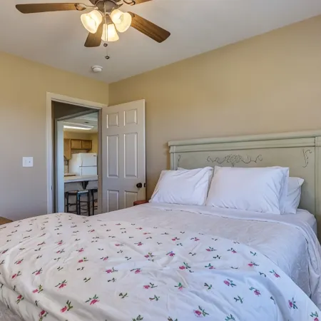 The Country Cottage w/ Beautiful Views-5 mi. from historic downtown