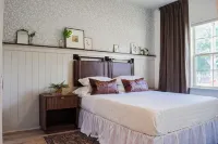 3 Bed. Downtown Designer Den w/ WiFi & AC in Amazing Greer NEAR AIRPORT