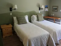 MeadowBrook Suite Deluxe 2 BDRM w/ Yard and Hot Tub Hotels in Squamish