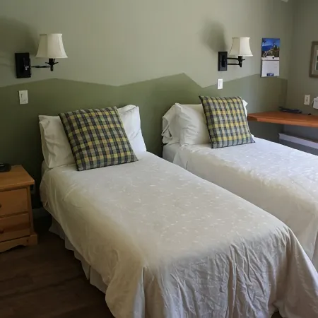 MeadowBrook Suite Deluxe 2 BDRM w/ Yard and Hot Tub Hotels in Squamish