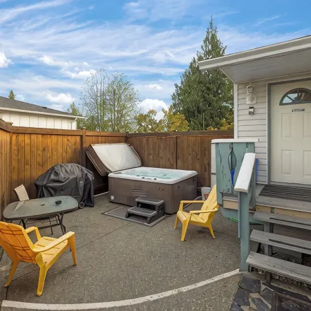 Oceanfront Cottage: Private Dock, Beach Access, Hot Tub, BBQ & Free Kayaks