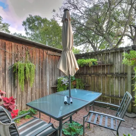 House of Funk - A Cozy & Eclectic Retreat in Des Moines’s Drake Neighborhood