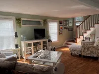 Beautiful old style beach cottage Walk to beach/ restaurants Center of town - Wifi