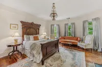 The Veranda Historic Inn - Parking
