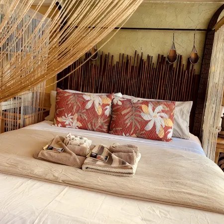 Waikiki Living, 4 blocks from surf, mountain views, king size bed and office!