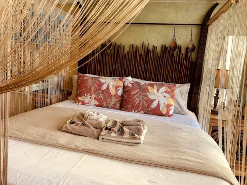 Waikiki Living, 4 blocks from surf, mountain views, king size bed and office! - บังกะโล