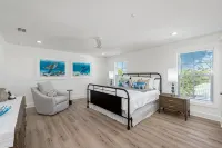 Glimmer! Sleeps 26! 2 Blocks from the Beach! - สระว่ายน้ำส่วนตัว