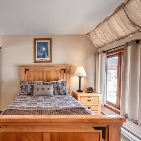 Beautiful Condo - Riverfront-Slopeside-Walk to Resort-On Bus Route