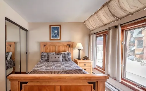 Beautiful Condo - Riverfront-Slopeside-Walk to Resort-On Bus Route - 부티크