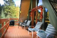 Romantic A-frame Cabin with Cedar Sauna, Private River and Scenic Views - シャレー