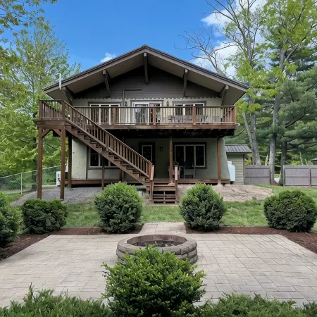 Beautiful Chalet Style Home with Seasonal Mountains Views in North Conway, NH