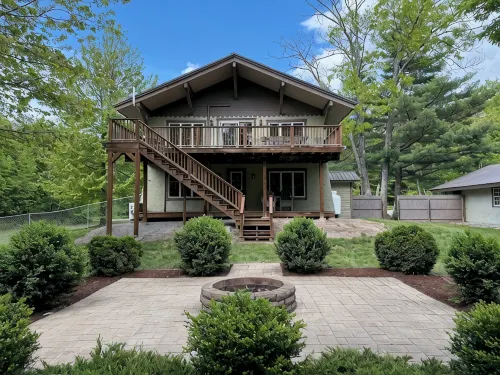 Beautiful Chalet Style Home with Seasonal Mountains Views in North Conway, NH - Chalets