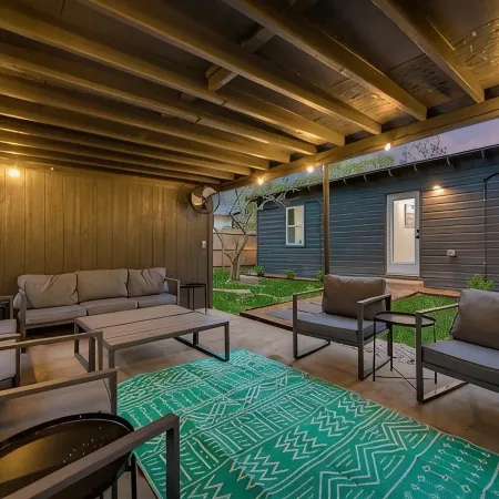 5BR/3BA walking distance to UNT with covered patio
