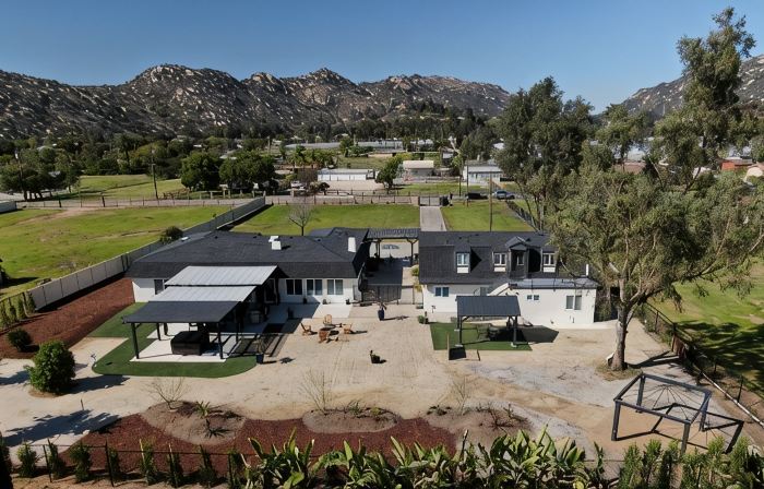 Rainbow Canyon Retreat:  Hot Tub, Fire Pit, Games Room - Sleeps 16+