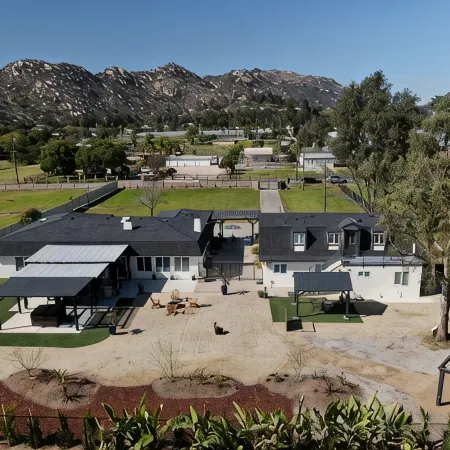 Rainbow Canyon Retreat: Hot Tub, Fire Pit, Games Room - Sleeps 16+