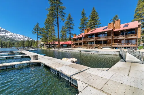 2-bedroom lakefront condo overlooking Donner Lake - شرفة