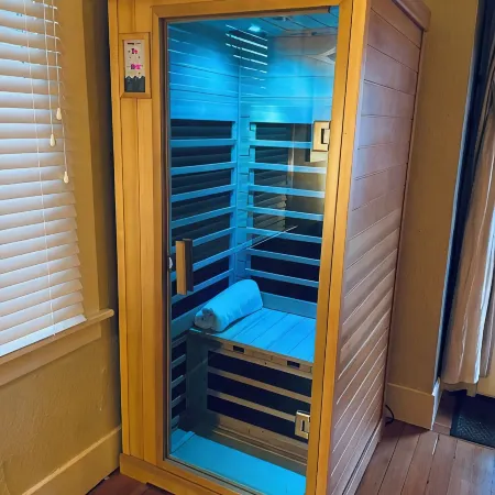 Cozy 1920's Bungalow in Tacoma with Sauna, Wood Fireplace, Chef's Kitchen