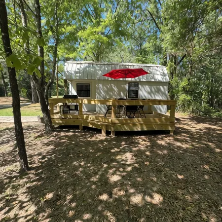 Cozy fisherman cabin step from Lake Sam Rayburn