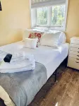 Cozy Cottage near Lake & Skiing, Hot Tub, fireplace & Fire-pit, Pets Allowed - WiFi
