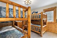 The Treehouse @ Higgins Lake-HOT TUB- Fireplace-PetFriendly-3 min to the lake - Balcony