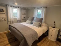 Adorable beach house - 5 min walk to private beach Hotels in Wareham