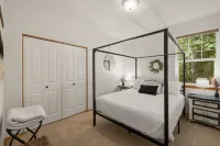 Spacious Mt. Hood Escape - Hot Tub • Sleeps 10 • Game Room • EV2 Charger - Homestays