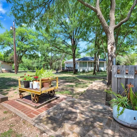 The Wildflower- Peaceful Retreat/7 Miles to Magnolia/Downtown Waco