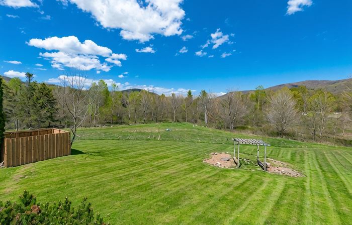 Dancing Horse Farm in Windham: Spectacular 9 Bedroom Home, 30 Acres,  Ski Lodge