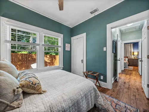 Charming Three Bedroom One Bath Bungalow Located n Dixieland Historic District - 3 stjerner