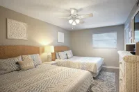 High End 2Br & 2Bath Condo Next to Pier!  Pool, Balcony & Right on the Beach! - Balkoner