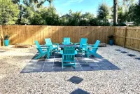 Blue Angels Porch Views, Downtown, Fenced Yard + Fire Pit and Pet Friendly! - 鄉村度假屋