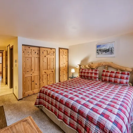 Walk to Downtown Winter Park! 2Br 2BA Pool, 3 Hot Tubs, Free Shuttle, Sleeps 6