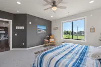 Malibu of the Midwest Condo steps from the Lake - ブティック