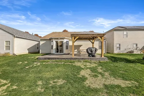 Charming 3-Bedroom Ranch, Steps from Klipsch Music Center Shopping and Dining - 3-Star