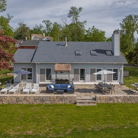 Candlewood Lakefront 3bd/ 2 bath house w/ 180 degree views!