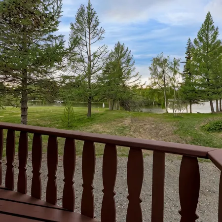 Cabin By The Lake centrally located, full kitchen, washer & dryer