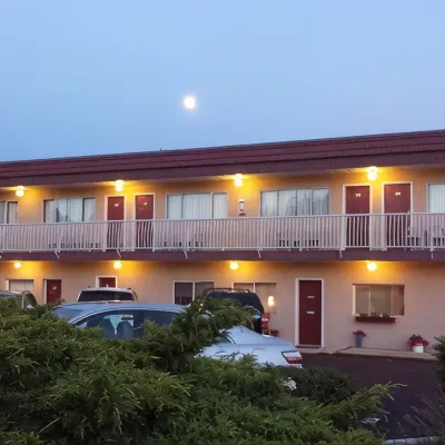 Swiss Sunset Inn Hotel dekat Bandara Regional Penticton