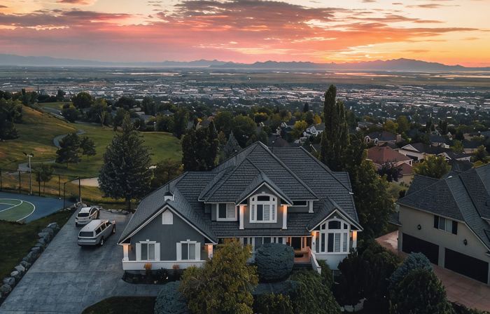Sunset Views! Indoor Sport Court, Pool table, Golf Course, 12 min to downtown