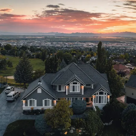 Sunset Views! Indoor Sport Court, Pool table, Golf Course, 12 min to downtown