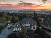 Sunset Views! Indoor Sport Court, Pool table, Golf Course, 12 min to downtown - chambre d’hôtes