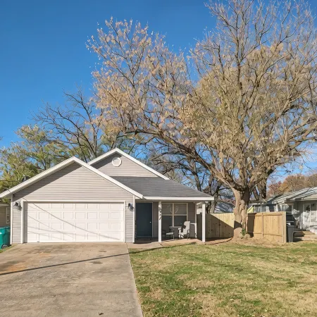 Rogers Retreat, Dog Friendly, Cozy Home. Close to Walmart Amp, Downtown Rogers