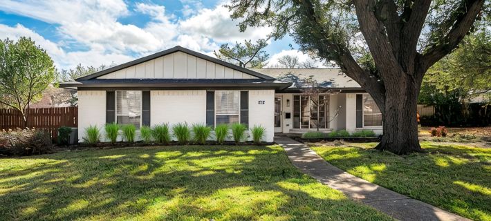 NEW! Gorgeous recently remodeled 4-bedroom spacious home with a Heated Pool . Hotels in Richardson