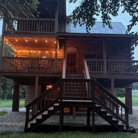 River Front Log Cabin- Hot Tub-Tubing on the River, Pet Friendly.