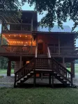River Front Log Cabin- Hot Tub-Tubing on the River, Pet Friendly. - balcón