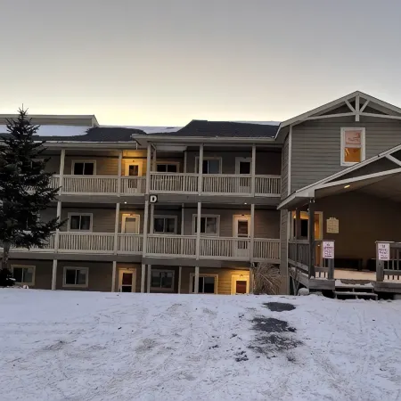 Newly Renovated 3BR/2BA Condo: Great Location with Stunning Mountain Views!